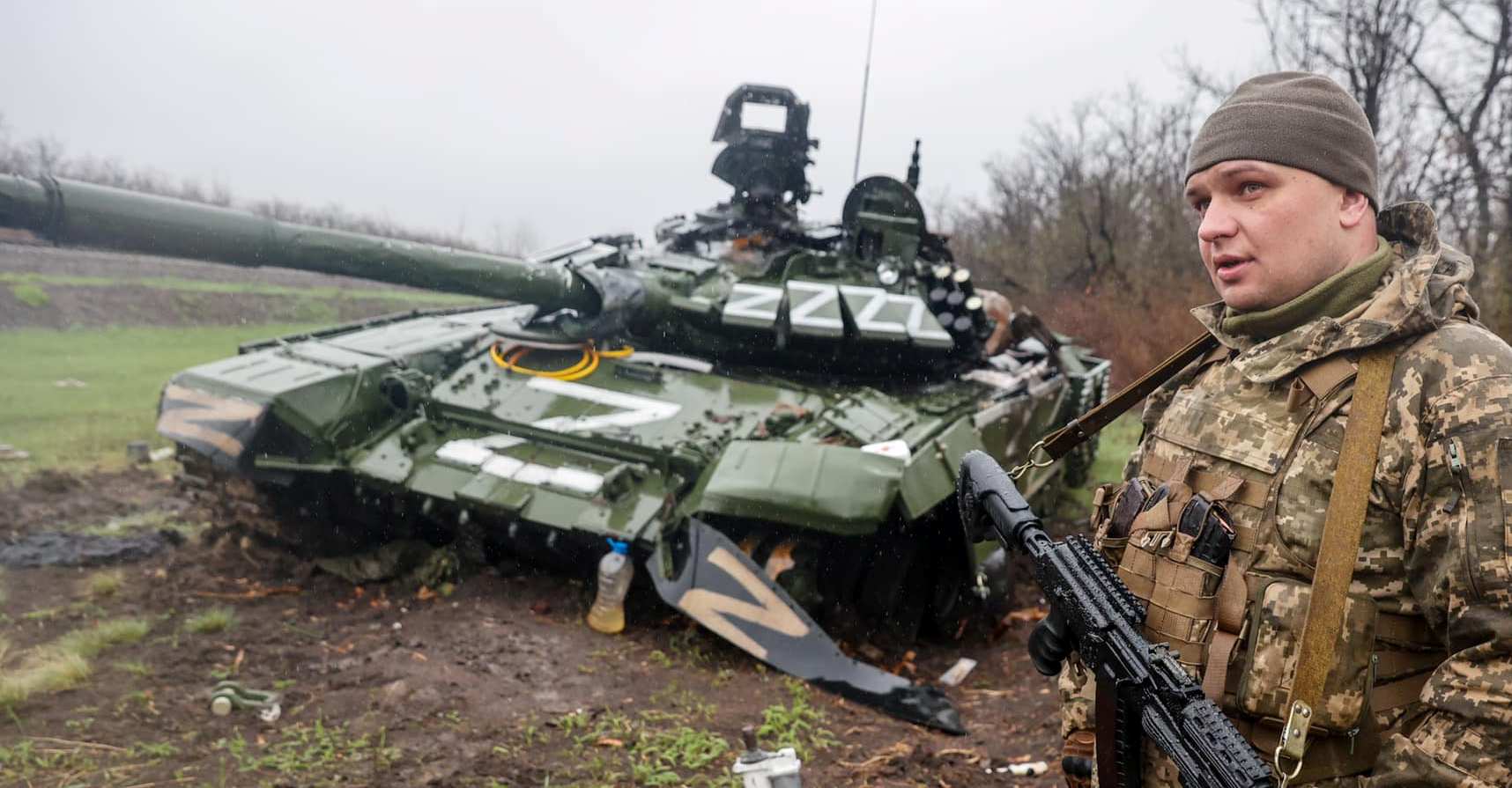 Військовий України на фоні підбитого танка Т-72Б3М російських військових у районі Красногорівки. Квітень 2022. Фото: Serhii Nuzhnenko