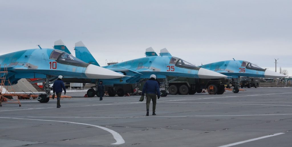 Російські винищувачі Су-34 з номерами: 10; 35 (RF-95010); 36. Фото: ЗМІ РФ
