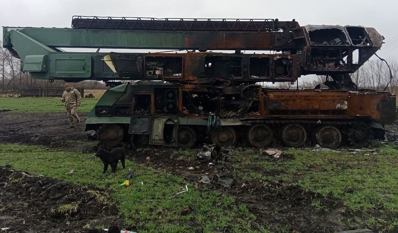 Знищена РЛС 9С36Мросійського комплексу “Бук-М2” на Чернігівщині. Квітень 2022. Фото: @ua_industrial