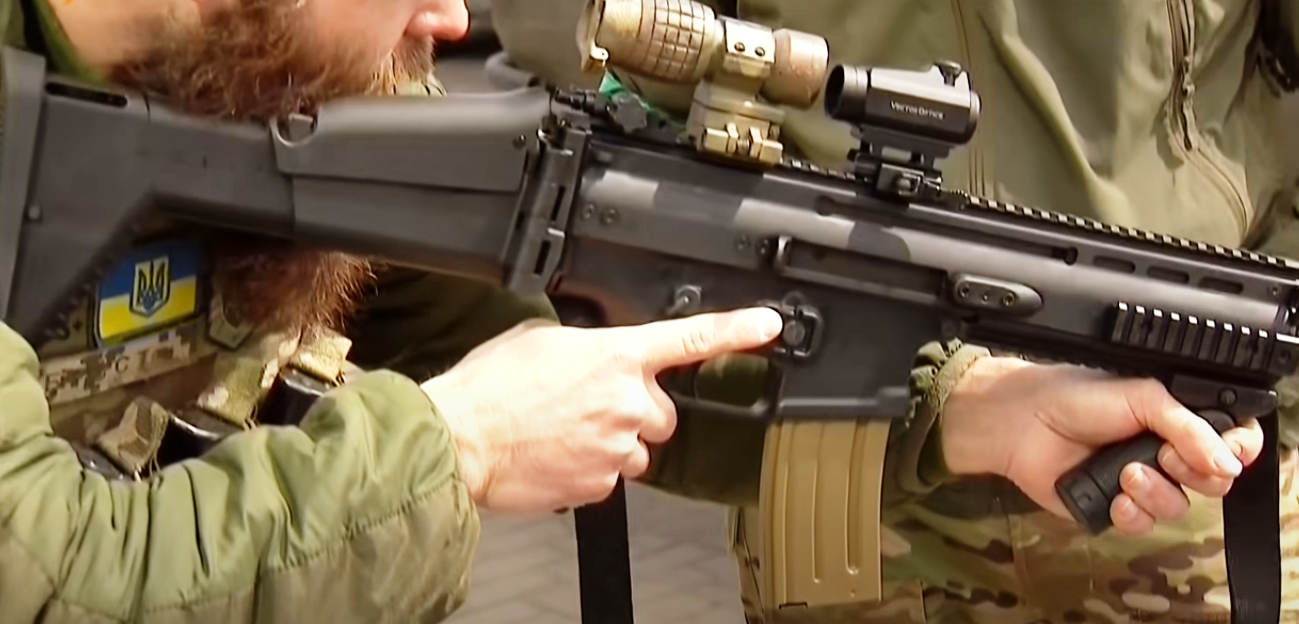 Штурмова гвинтівка FN SCAR-L білоруського добровольця в Україні. Квітень 2022. Фото: ICTV