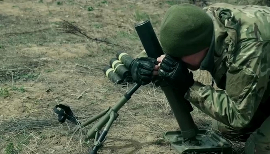 Боець батальйону імені Кастуся Калиновського з мінометом 60-мм КБА-118. Квітень 2022. Фото: Пресцентр батальйону
