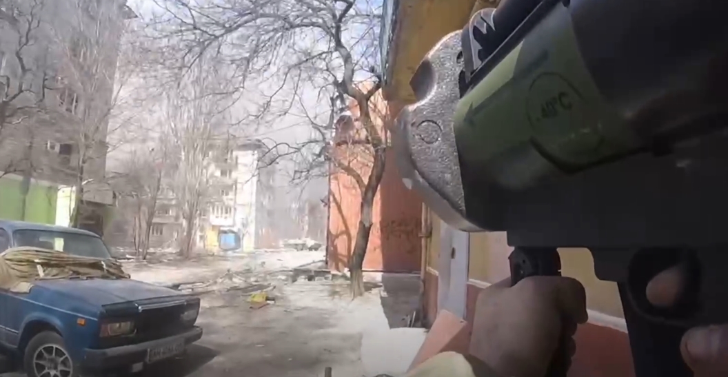 Захисник Маріуполя з гранатометом RGW-90 уражає російський БТР. Квітень 2022. Кадр з відео ОЗСП «Азов»