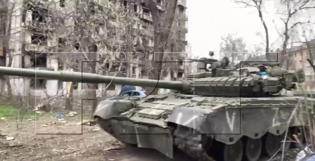 Танк Т-80БВ "V" російських військових у Маріуполі. Квітень 2022. Кадр з відео ЗМІ РФ