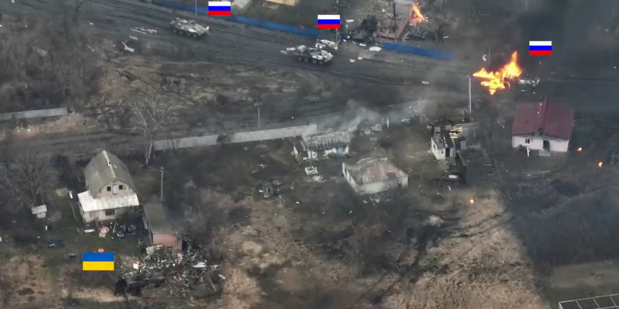 Позиція українського танка та колона російських військових на дорозі. Кадр з відео від Arslon Xudosi