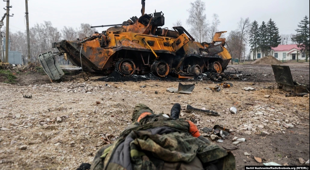 Знищена російська військова техніка БТР-82А і тіло російського військового. Фото: Радіо свобода