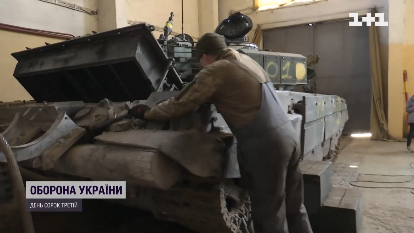 Відновлення трофейного російського танка Т-72Б3М на українському підприємстві. Квітень 2022. Кадр з відео ТСН