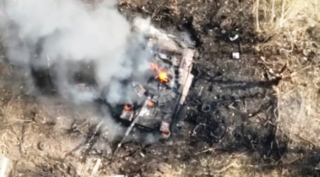 Знищений Т-80БВМ російських військових на Запоріжжі. Квітень 2022. Кадр з відео @110tro