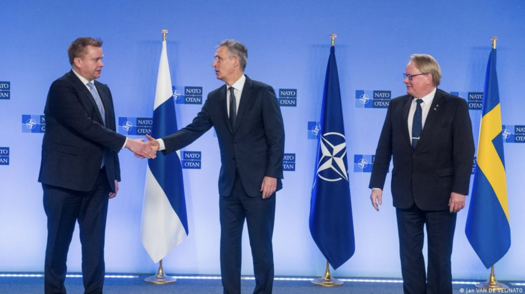 Генсек НАТО Йенс Столтенберг (в центре) на встрече в Брюсселе с министрами обороны Финляндии и Швеции Антти Кайкконеном и Петером Хультквистом