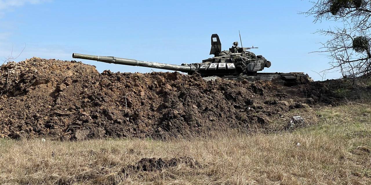 Танк Т-72Б3 російських військових на Ізюмському напряму Харківщині. Квітень 2022. Фото: ЗМІ РФ