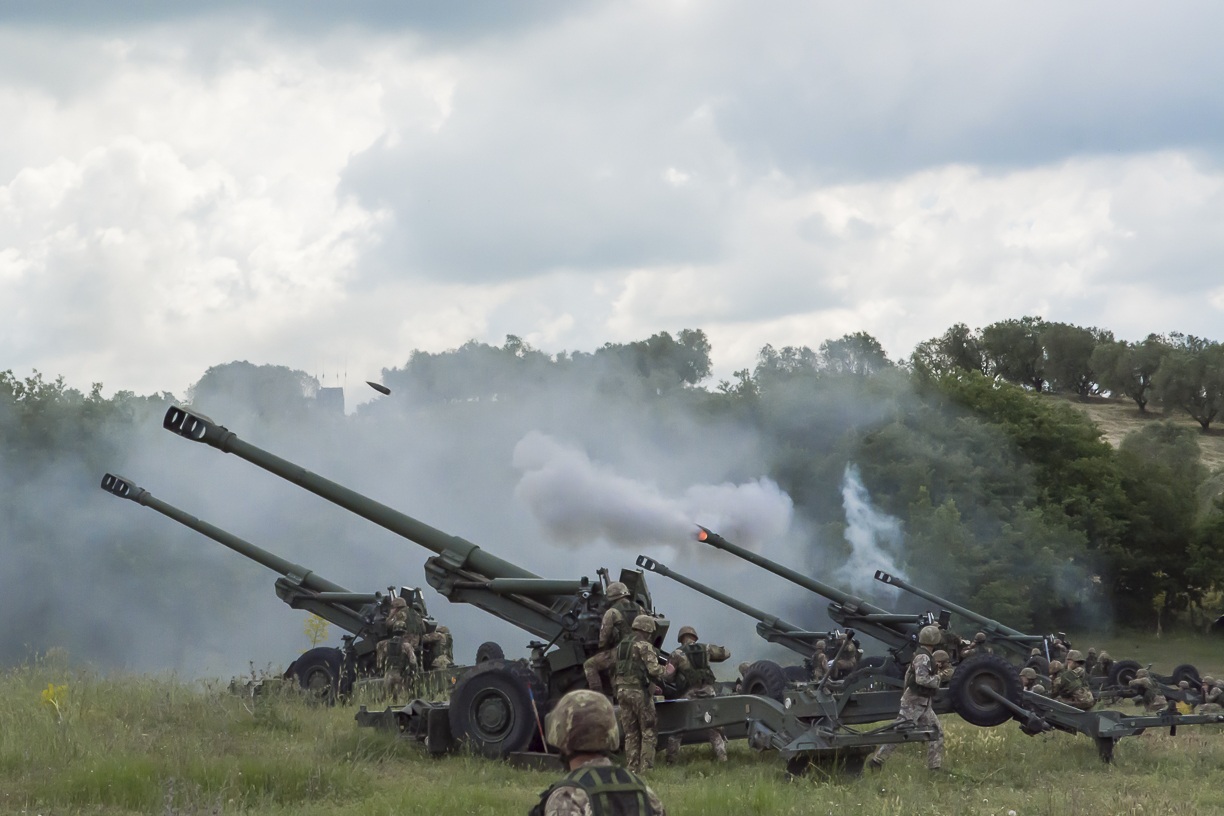 Полк «Азов» показал эффектные фотографии работы артиллеристов в Луганской области