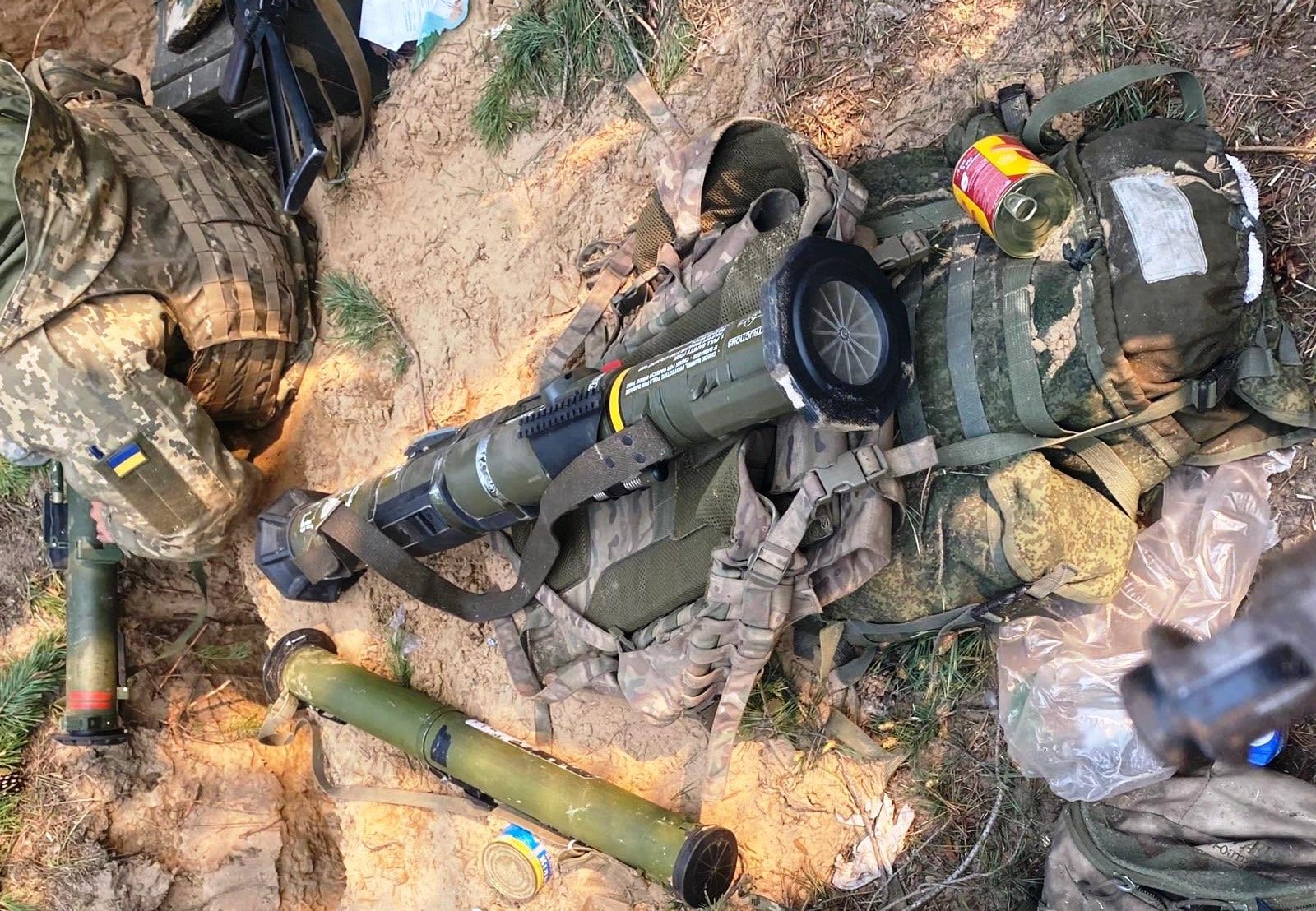 Захоплені речі ліквідованих російських військових з гранатометом АТ4. Травень 2022. Фото: ДШВ ЗСУ