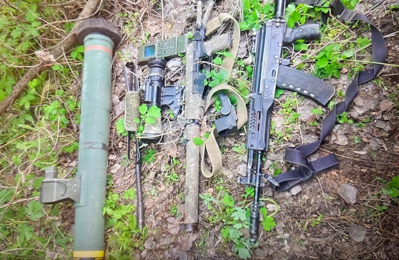Захоплені речі ліквідованих російських військових з гранатометом C90 та зброєю АС "Вал". Травень 2022. Фото: ДШВ ЗСУ
