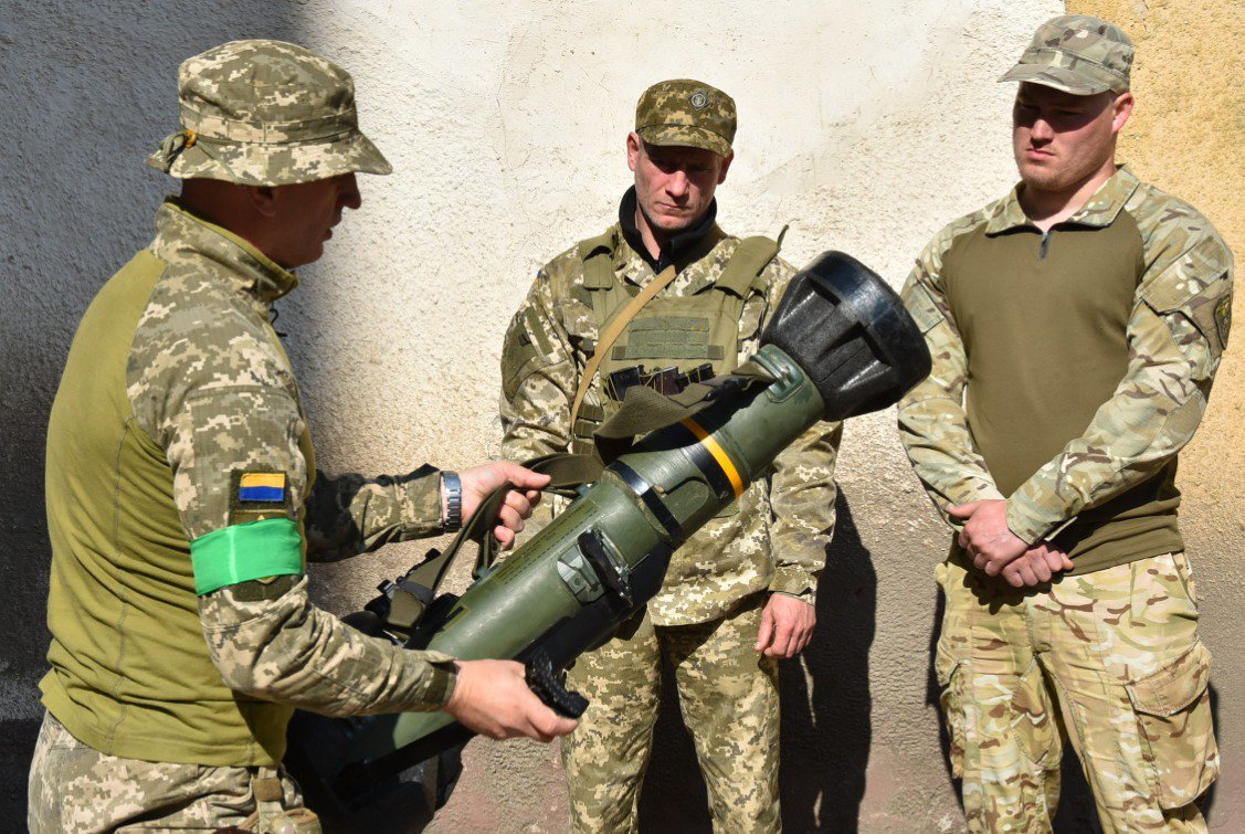 Українські військові опановують ПТРК NLAW, травень 2022, ФОТО: ОК "Південь"
