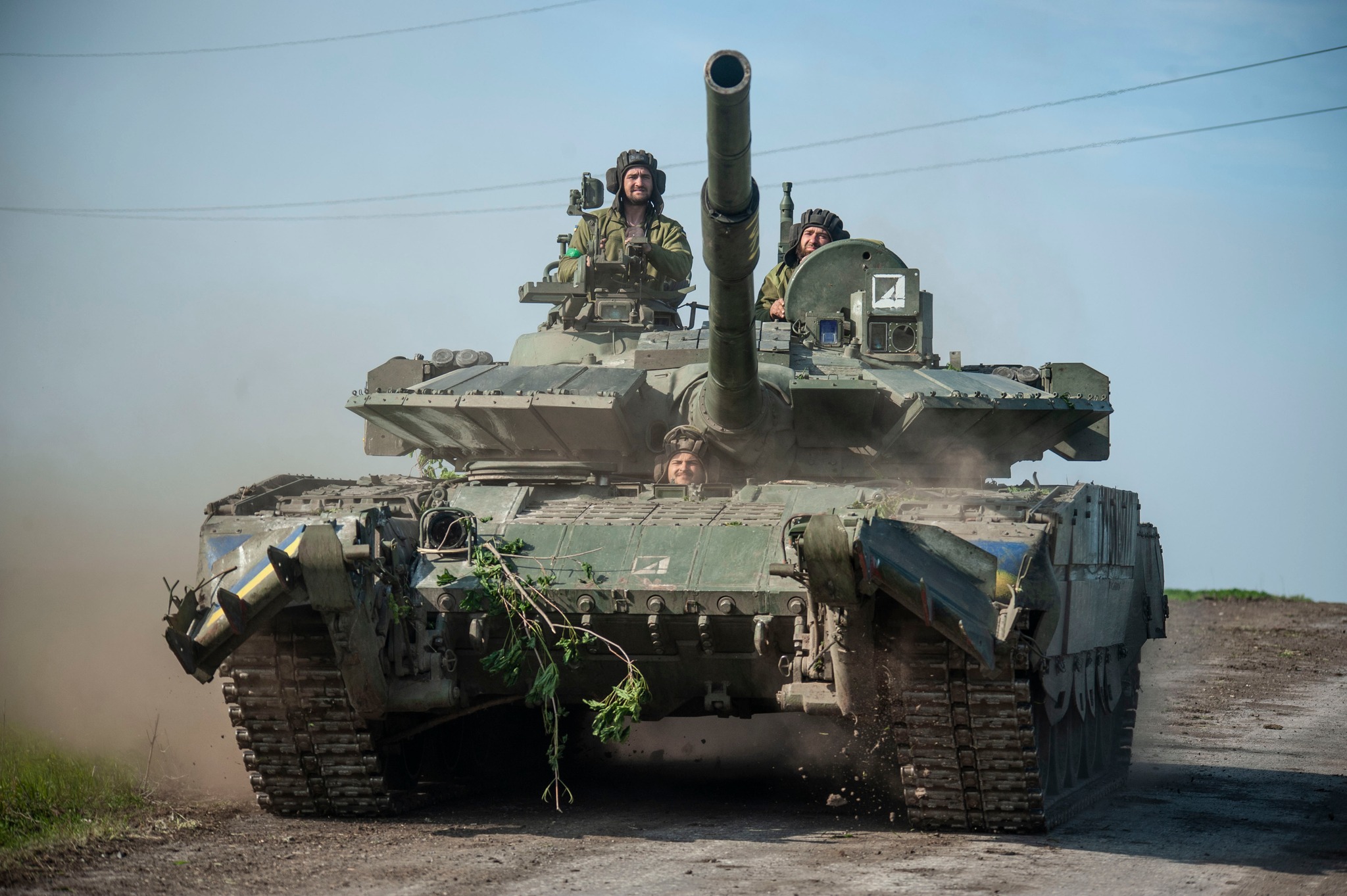 Трофейний Т-80БВМ військових України. Травень 2022. Фото: 93 ОМБр