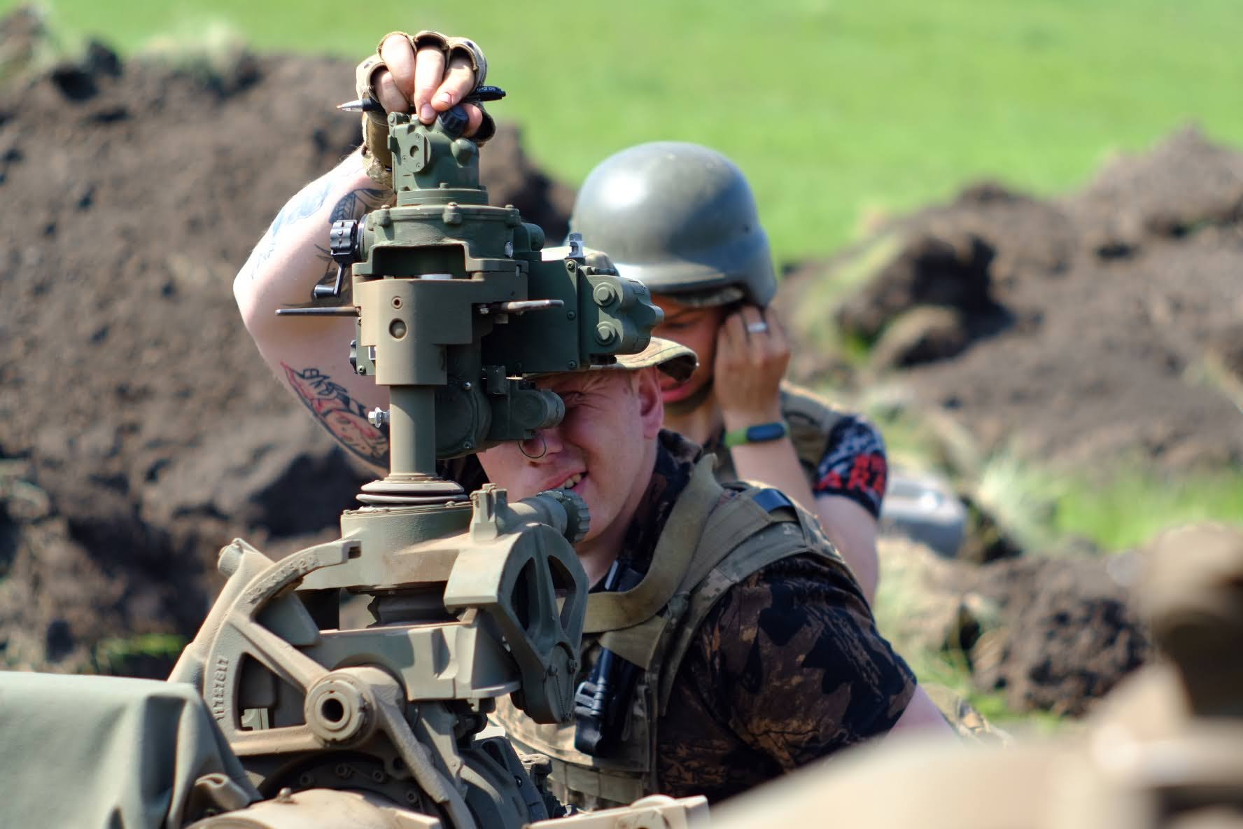 Українські артилеристи працюють з гарматами M777, травень 2022, Фото: Головнокомандувач ЗСУ