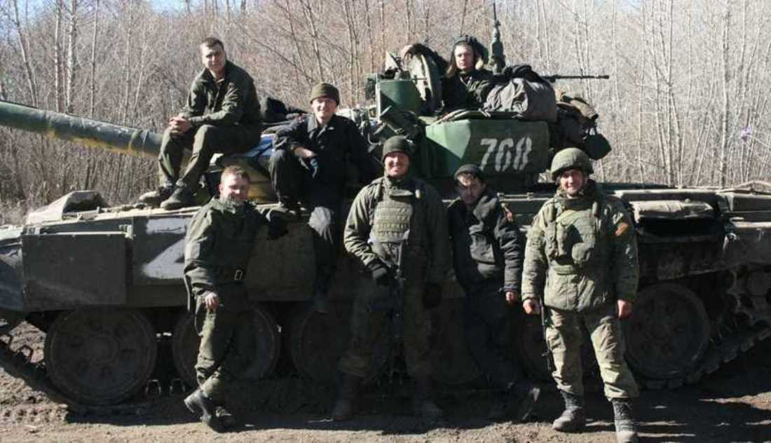Російські солдати та танк Т-72Б3. Фото з архіву Олексія Ухачова