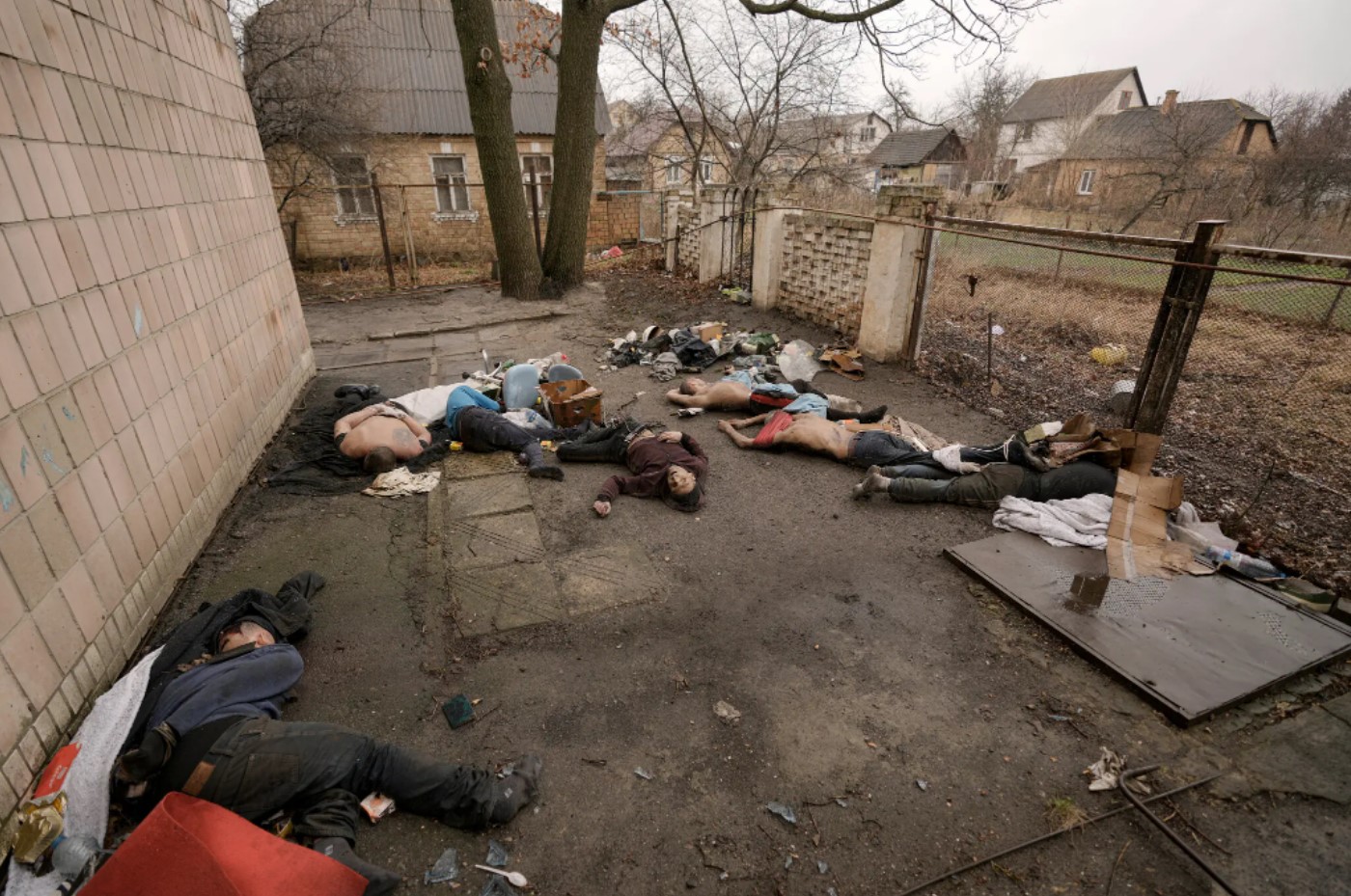 На фотографії, зробленій 3 квітня, знято сцену на вулиці Яблунській, 144, де російські війська стратили групу чоловіків. Associated Press