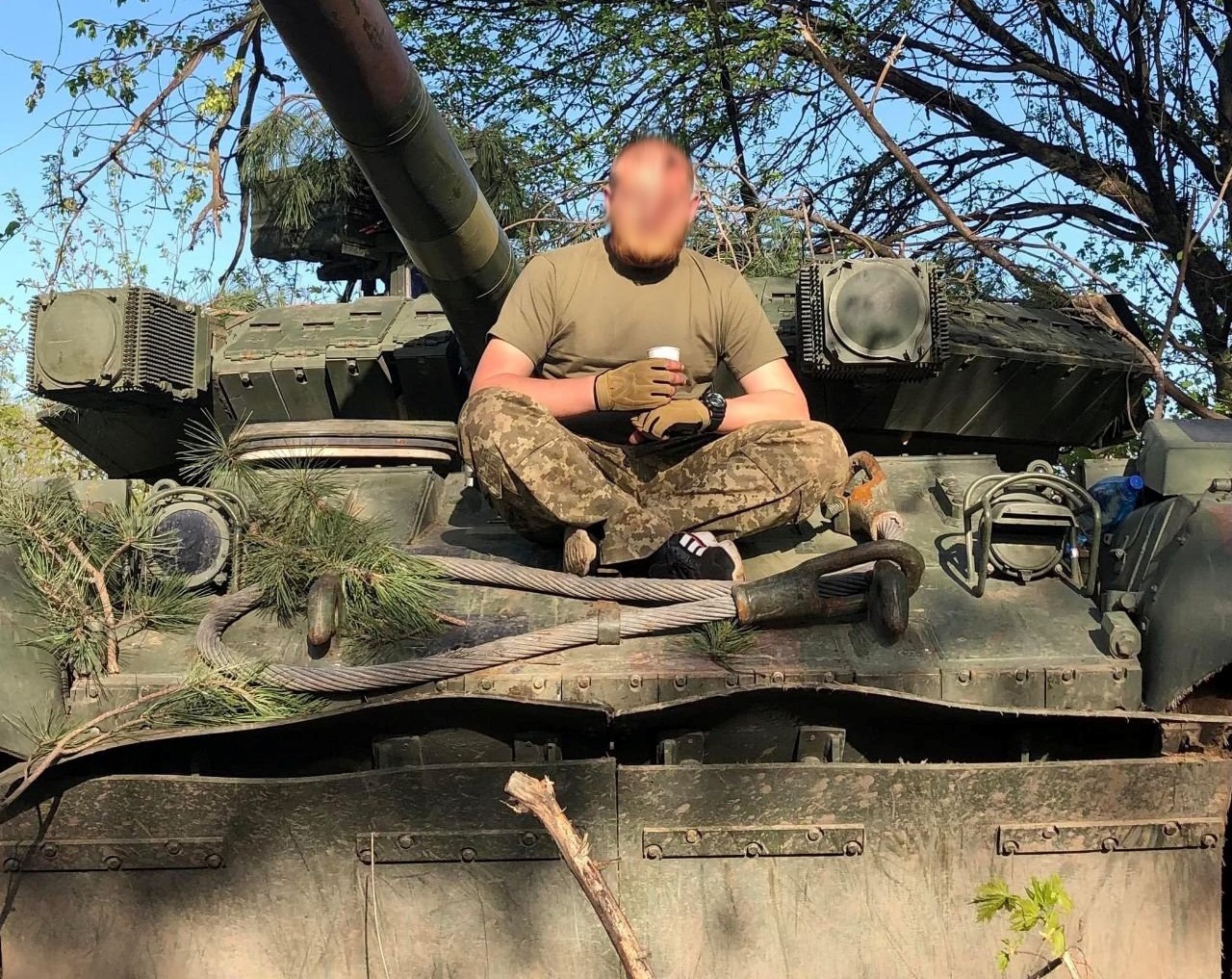 Український військовий на танку Т-84. Травень 2022. Фото: Соціальні мережі