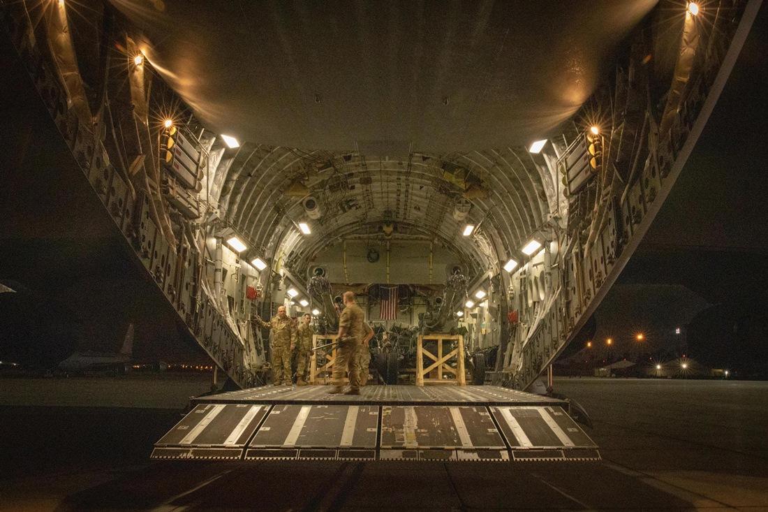 Завантаження у США для України гаубиць М777 на літак C-17 Globemaster III. Травень 2022. Фото: Міноборони США