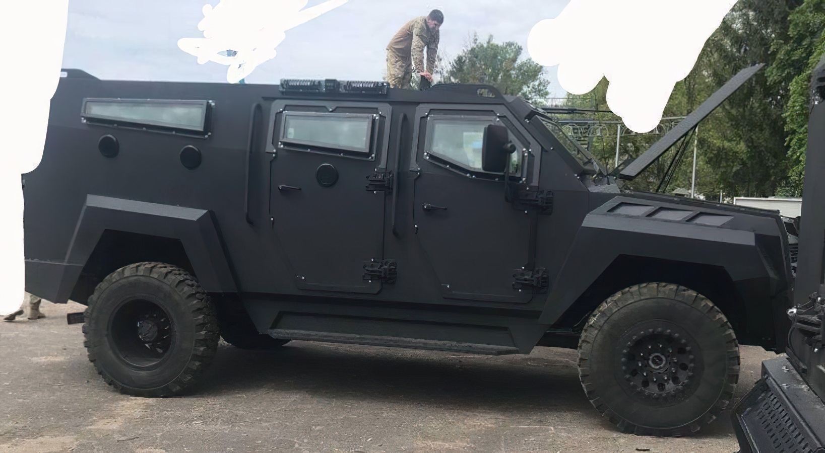 Ukraine received Senator APC armored vehicles - Militarnyi