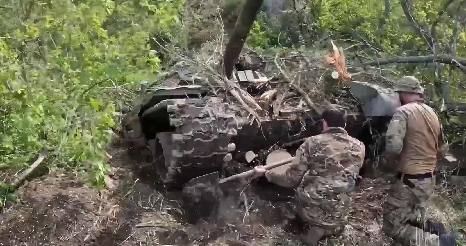 Українські сили розчищають покинутий російський танк Т-72 біля річки Сіверський Донець. Травень 2022. Кадр з відео "Гонор"