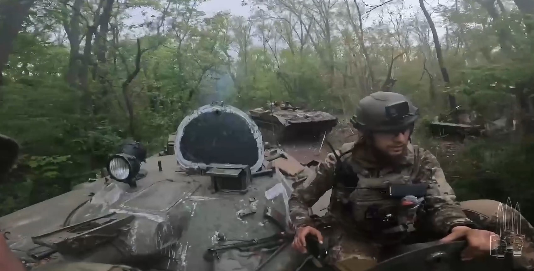 Захоплені БМП російських військових біля річки Сіверський Донець. Травень 2022. Кадр з відео "Гонор"