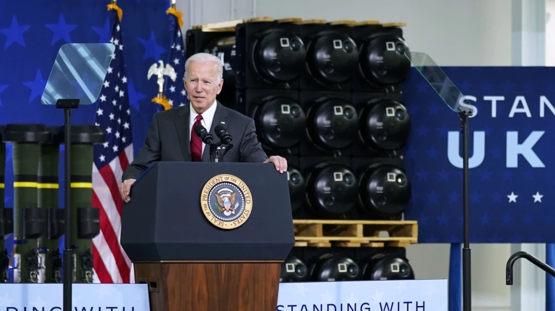 Президент США Джо Байден виступає з промовою про військову допомогу Україні під час візиту на збройний завод Lockheed Martin, на якому виробляють протитанкові ракети Javelin. Трой, штат Алабама, 3 травня 2022 року. Фото: AP