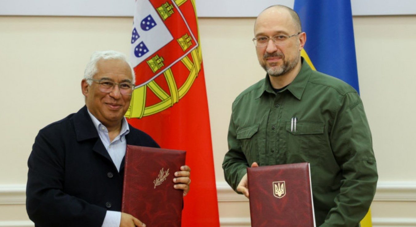 Підписання угоди між Португалією та Україною. Травень 2022. Фото: Урядовий портал
