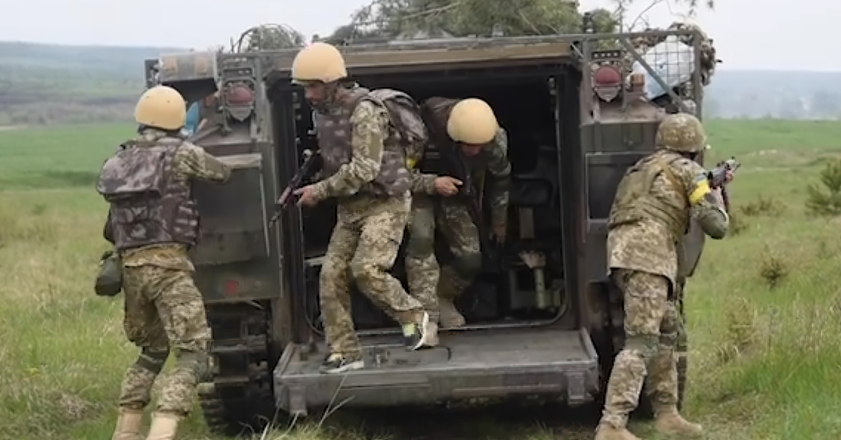 Військові України у британських шоломах виходять з YPR-765 під час навчань. Травень 2022. Фото: ЗСУ
