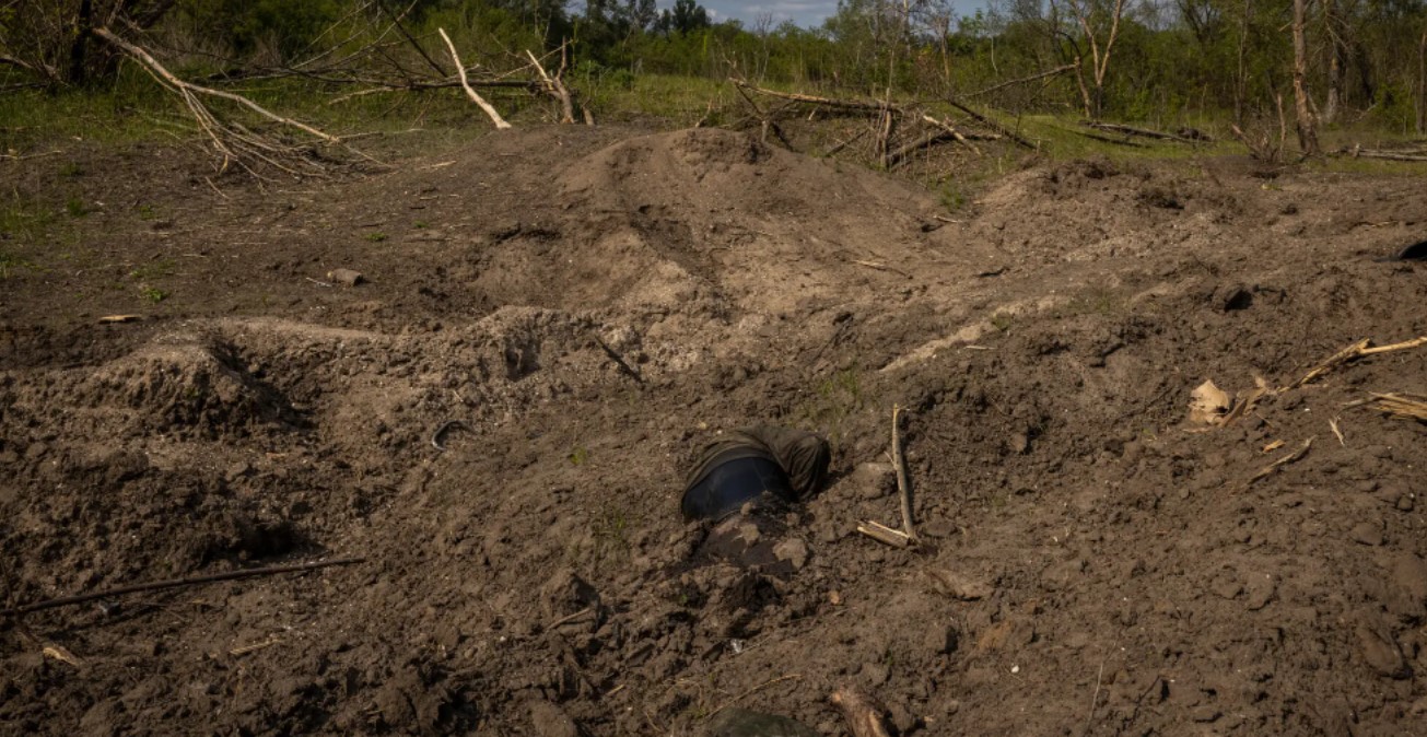 Тіло російського солдата неподалік річки Сіверський Донець. Травень 2022. Фото: The New York Times