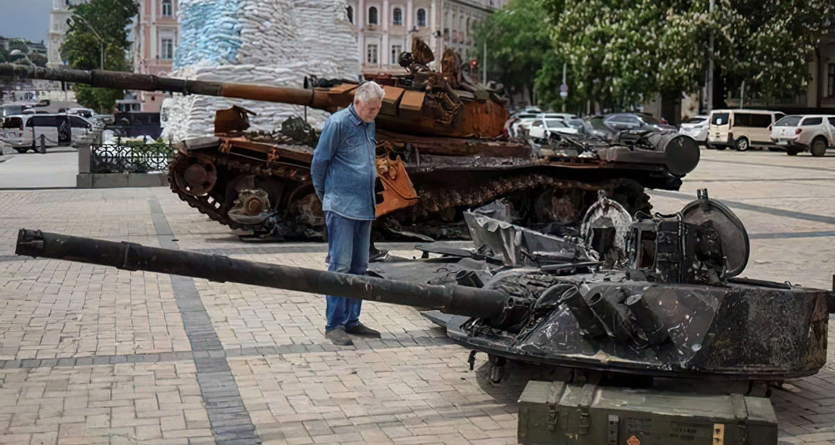 Знищений Т-72Б та БМД-4 російських військовий на площі Києва. Травень 2022. Фото: 24tv.ua