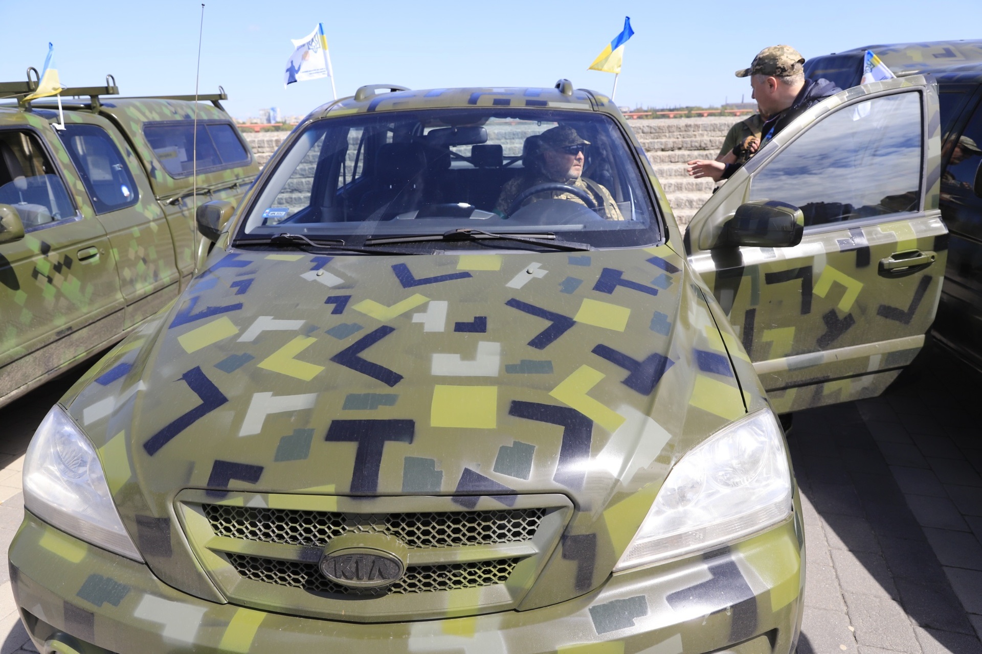 Автотехніка у Дніпрі від благодійників для ЗСУ та ТРО. Квітень 2022. Фото: Видання "Дніпро"