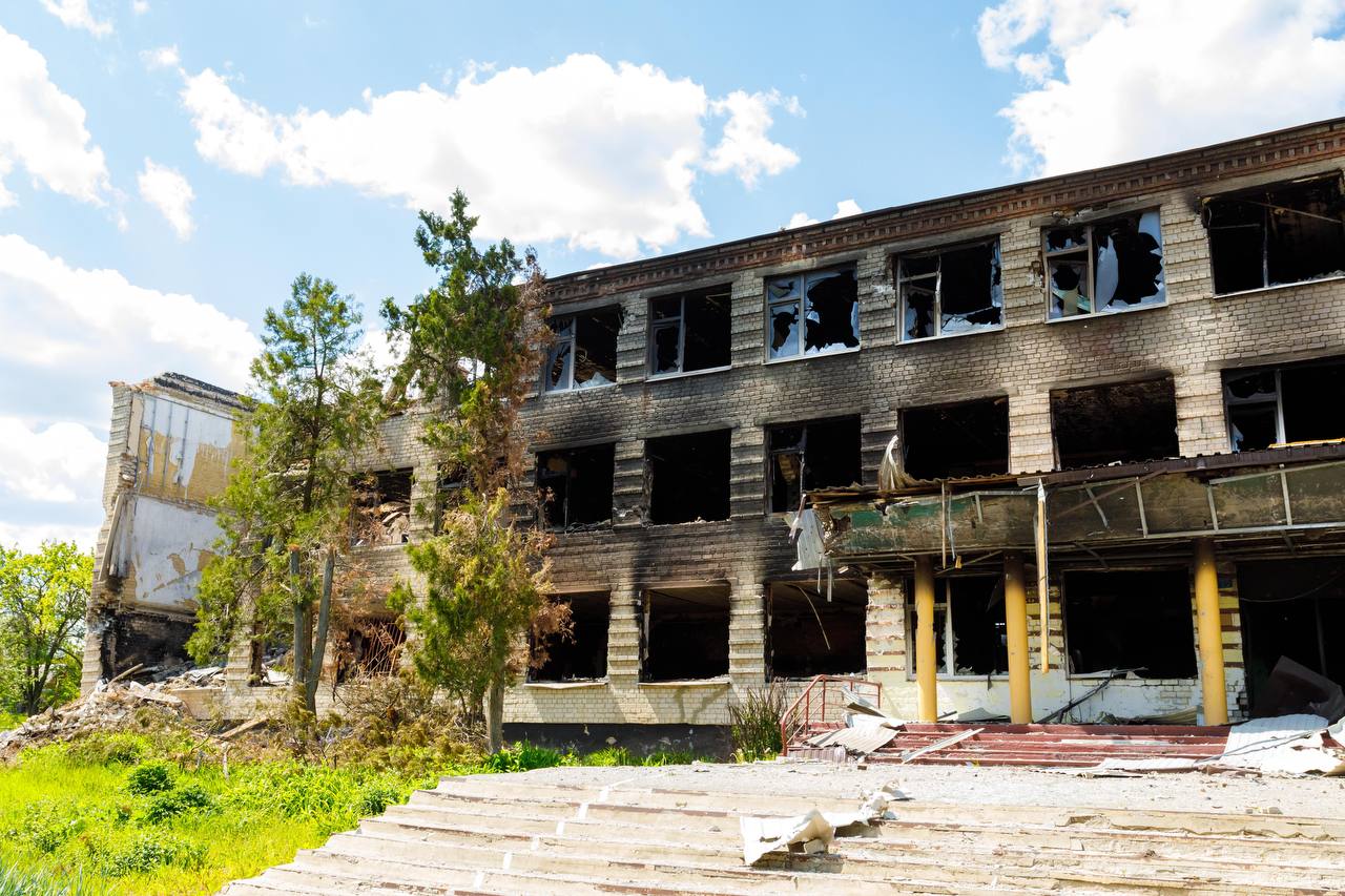 Зруйнована будівля у населеному пункті Вільхівка. Травень 2022. Фото: Олег Синєгубов