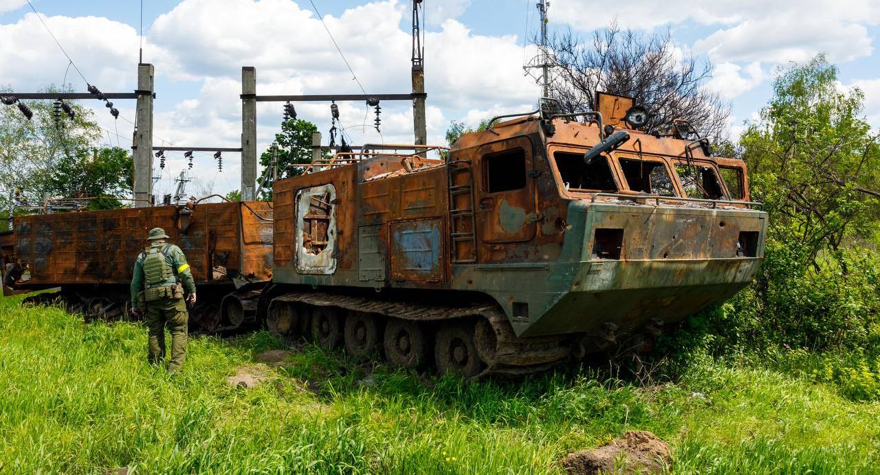 Знищена ДТ-10ПМ у населеному пункті Вільхівка. Травень 2022. Фото: Олег Синєгубов