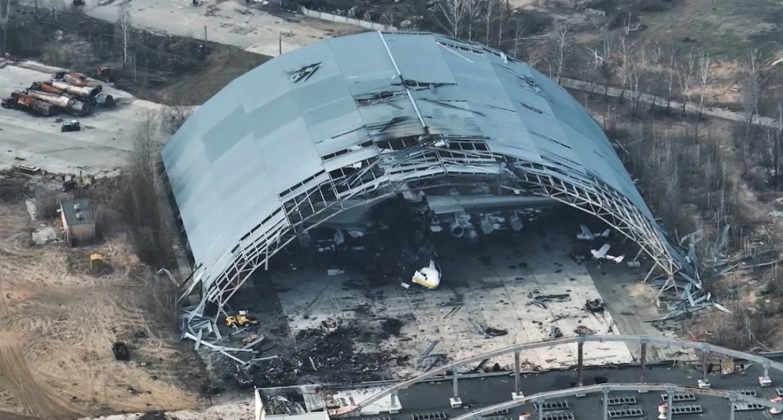 Зруйнований Ан-225 Мрія під накриттям в аеропорту Гостомеля. Фото: BABYLON'13