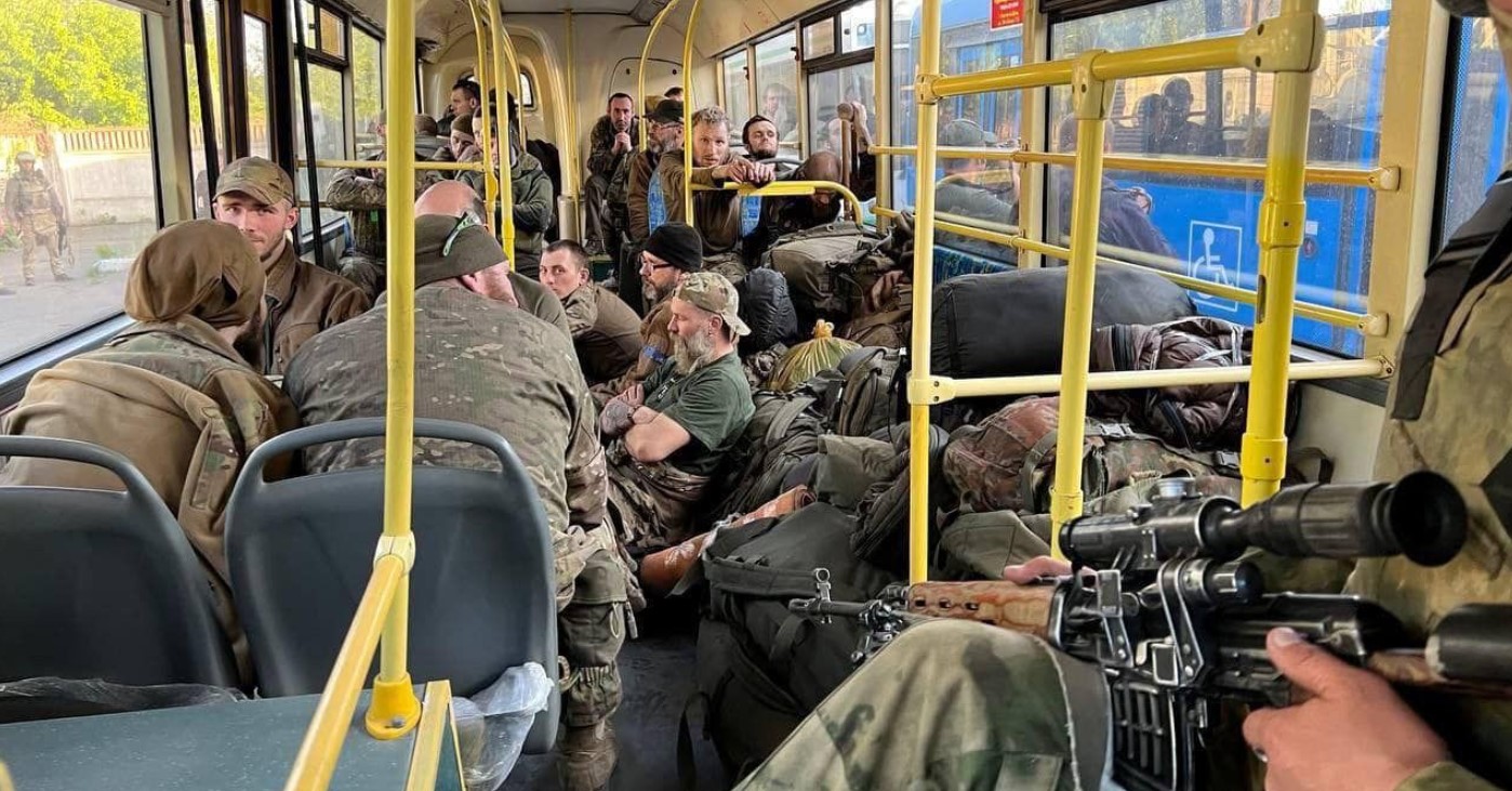 Полонені українські військові, які захищали місто Маріуполь. Травень 2022. Фото: ЗМІ РФ
