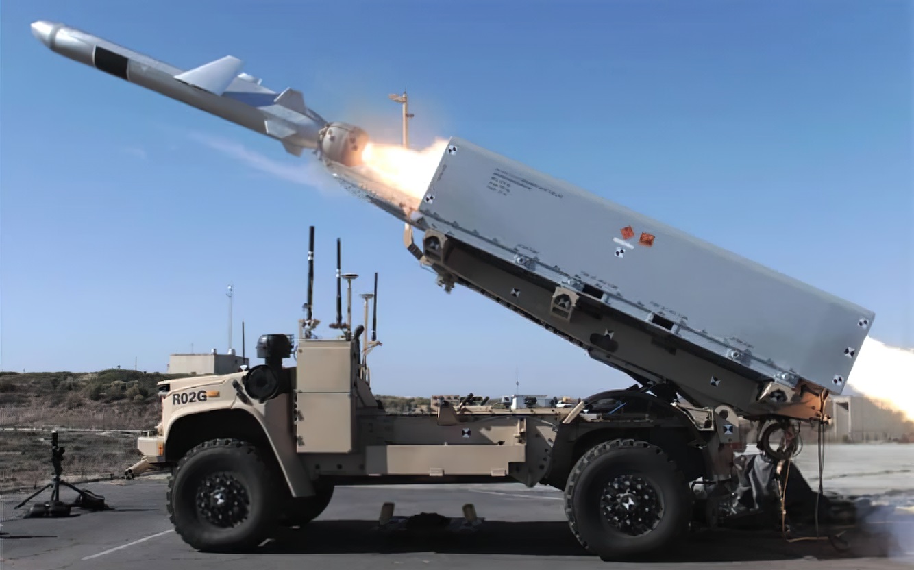Машина ROGUE Fires морської піхоти США (безпілотний JLTV) запускає протикорабельну ракету Naval Strike Missile (NSM). Дві системи разом утворюють "NMESIS". 2021 рік. Фото: Армія США