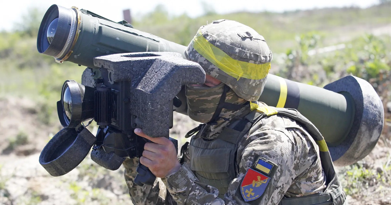 Український військовий з ПТРК “Javelin”. Фото з відкритих джерел