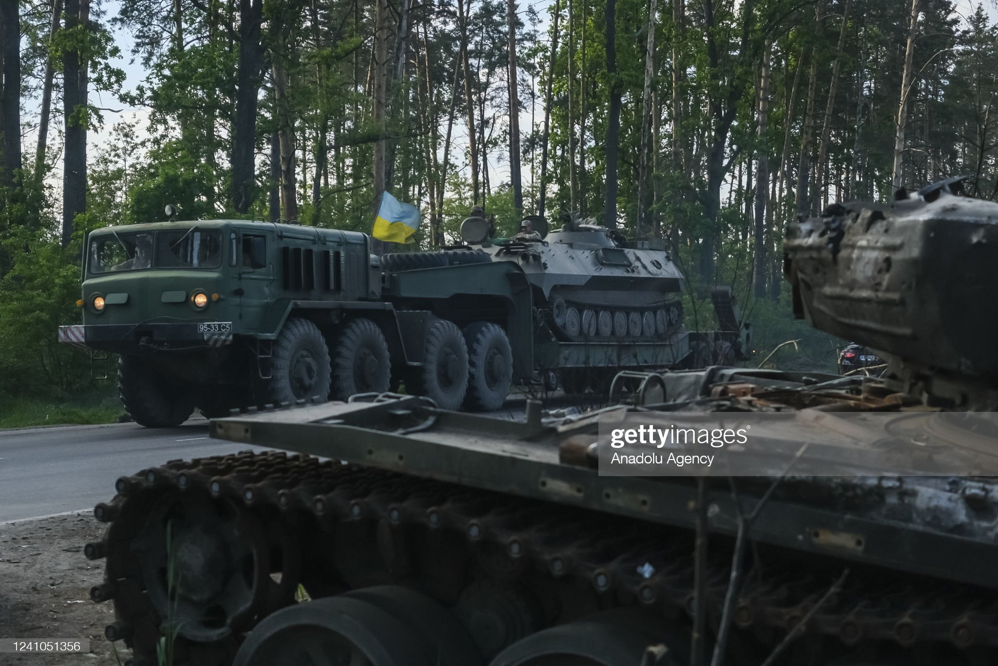 МАЗ-537 з 1В13 Збройних Сил України у Київській області. 1 червня 2022 року. Фото: Anadolu Agency