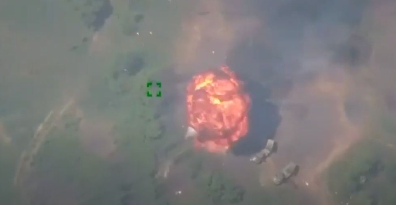 Детонація упаженої техніки окупантів. червень 2022 Кадр з відео