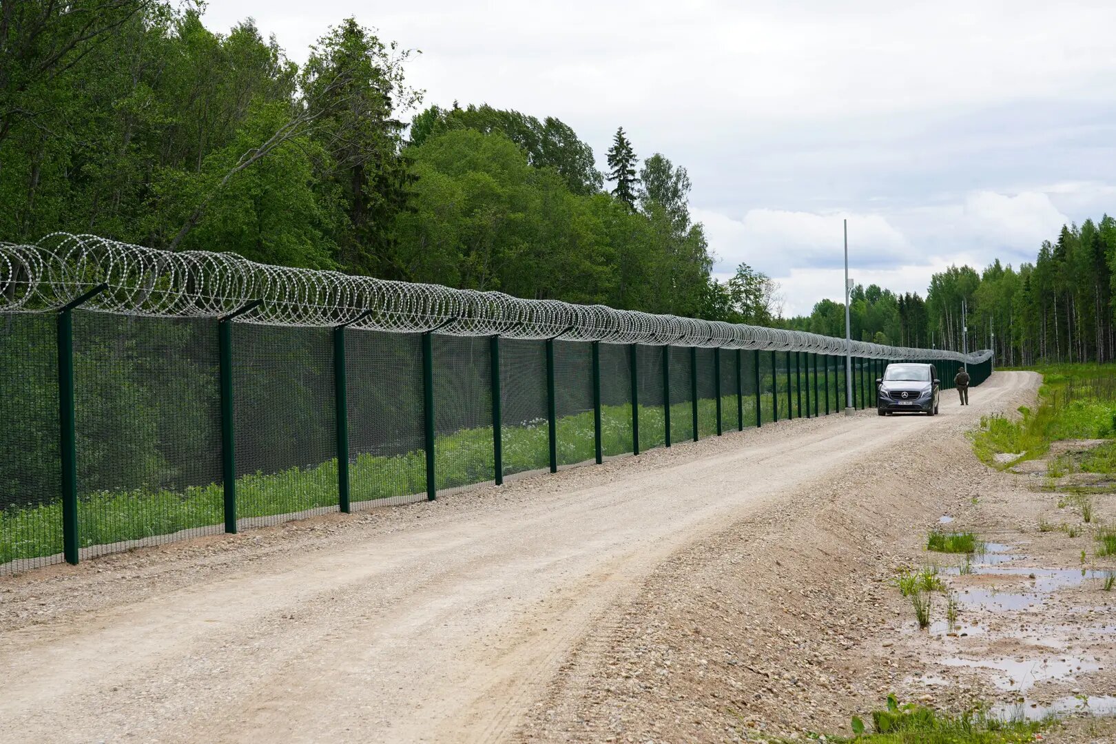 Стіна на кордоні Естонії та РФ, червень 2022, Фото з відкритих джерел