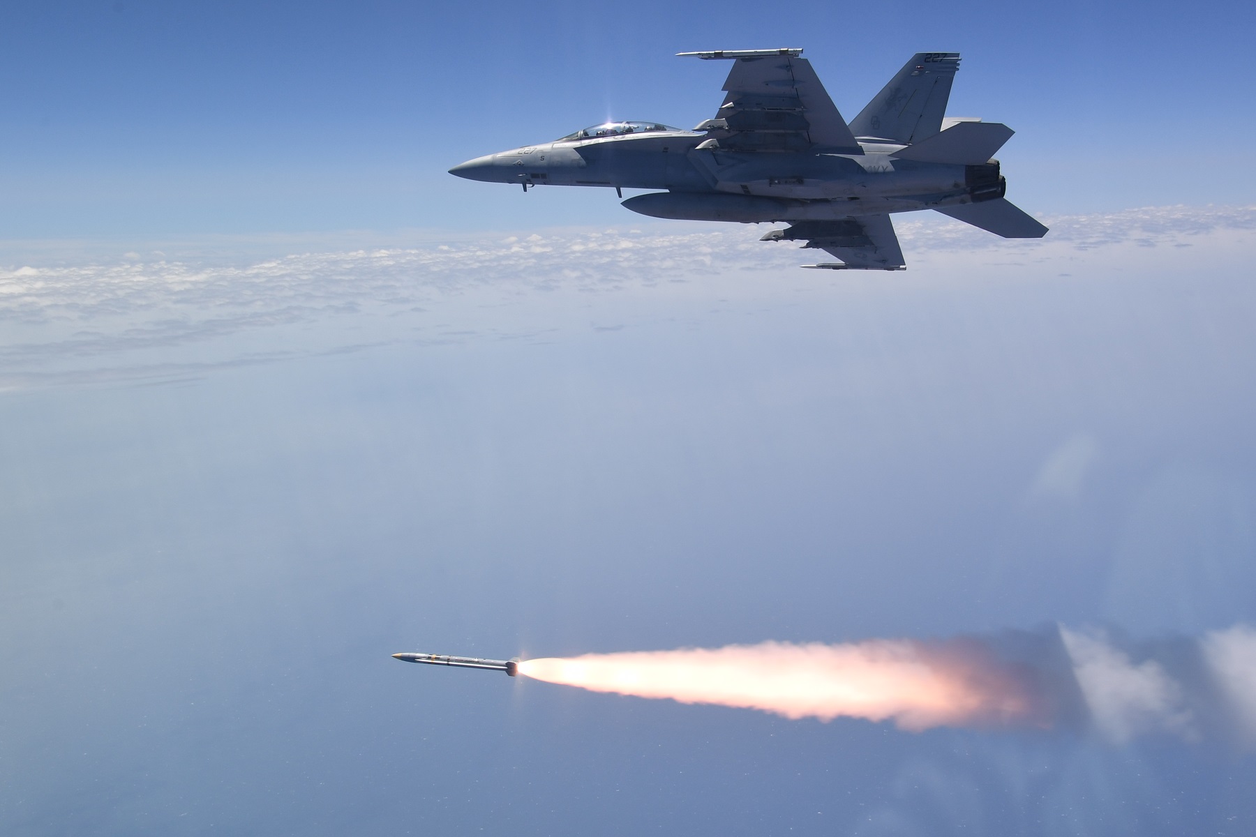 F/A-18 “Super Hornet” ВМФ США запустив протирадіолокаційну ракету AGM-88G (AARGM-ER). Липень 2022. США. Фото: Northrop Grumman