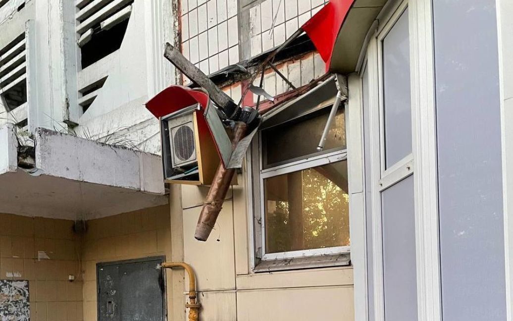 Фрагмент ракети застряг у багатоповерхівці в Бєлгороді, липень 2022 Фото з відкритиж джерел