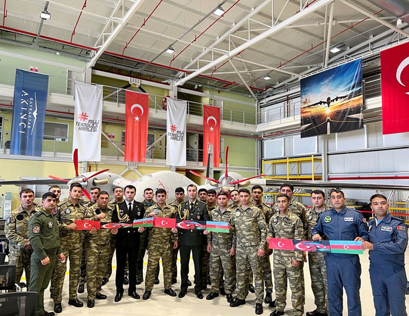 Військові Азербайджану на фоні “AKINCI” на підприємстві "Baykar". Липень 2022. Туреччина. Фото: Міноборони Азербайджану