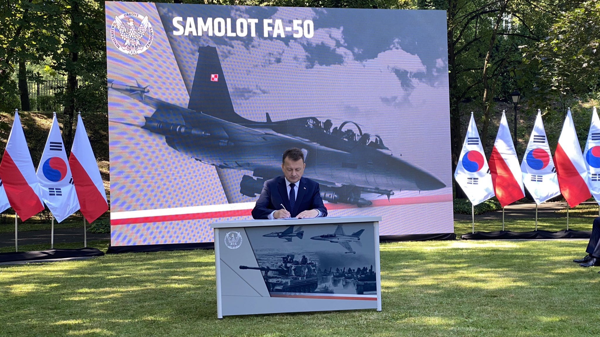 Міністр оборони Польщі Маріуш Блащак затвердив контракт на закупівлю літаків FA-50, 27 липня 2022 Фото: Міноборони Польщі