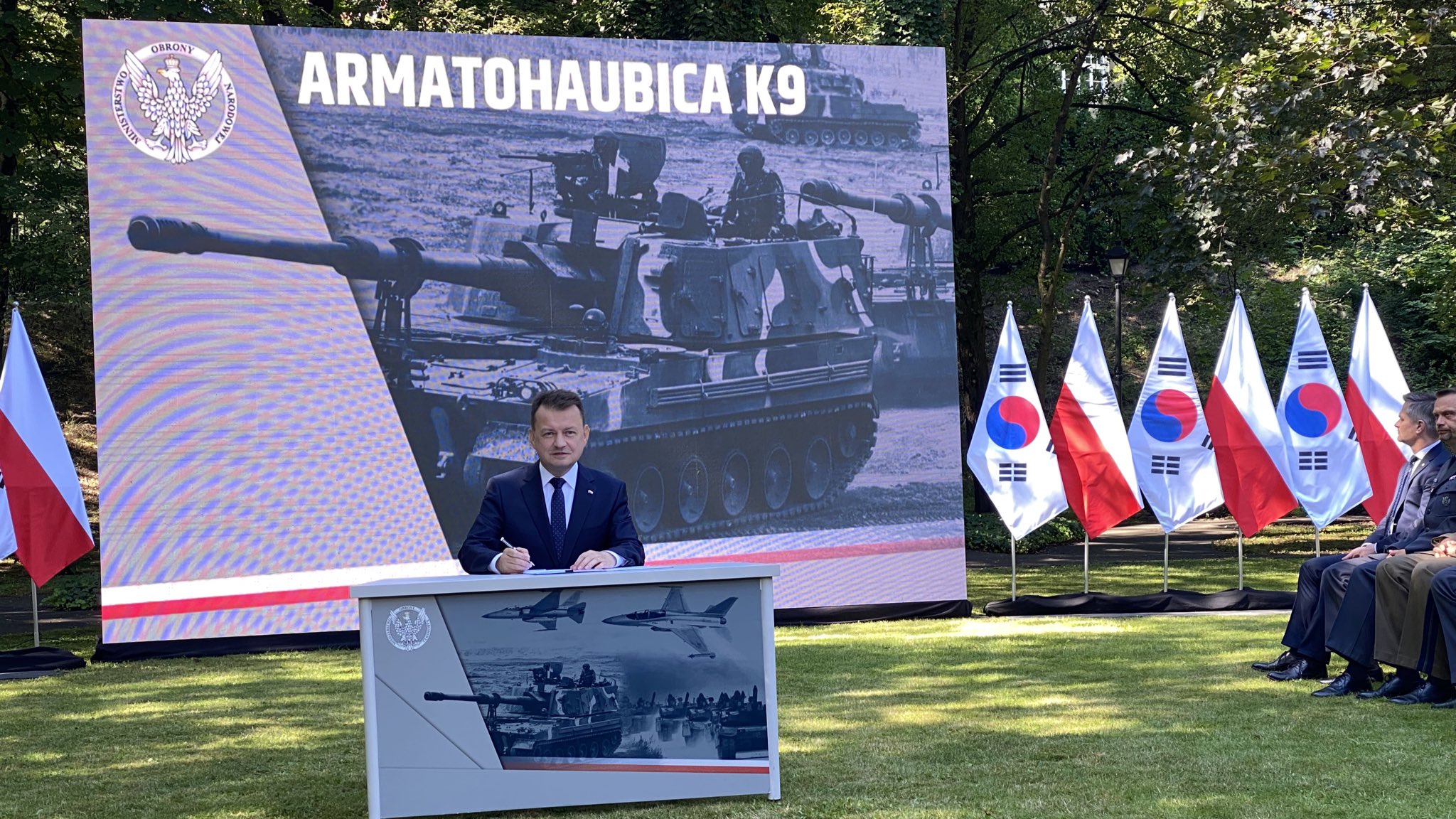 Міністр оборони Польщі Маріуш Блащак затвердив контракт на закупівлю 1000 танків К2 та 672 гаубиці К9, 27 липня 2022. Польща. Фото: Міноборони Польщі