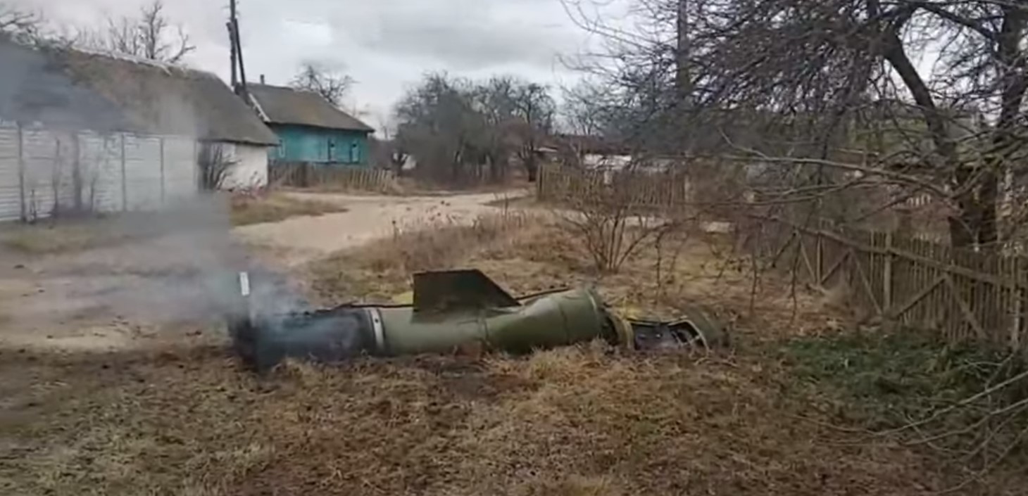 Фрагмент ракети Точка-У в с.Деснянка, Чернігівська область, 6 березня 2022