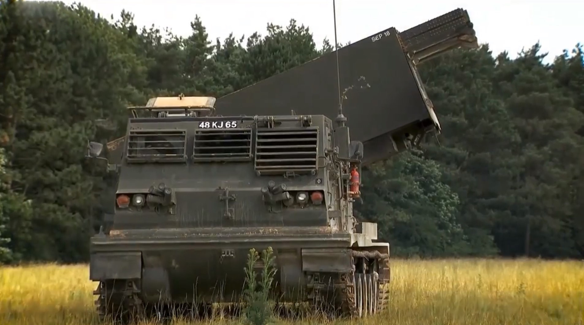 РСЗВ M270, яка використовувалася для підготовки українських військових у Великій Британії. Липень 2022. Кадр з відео від Sky News