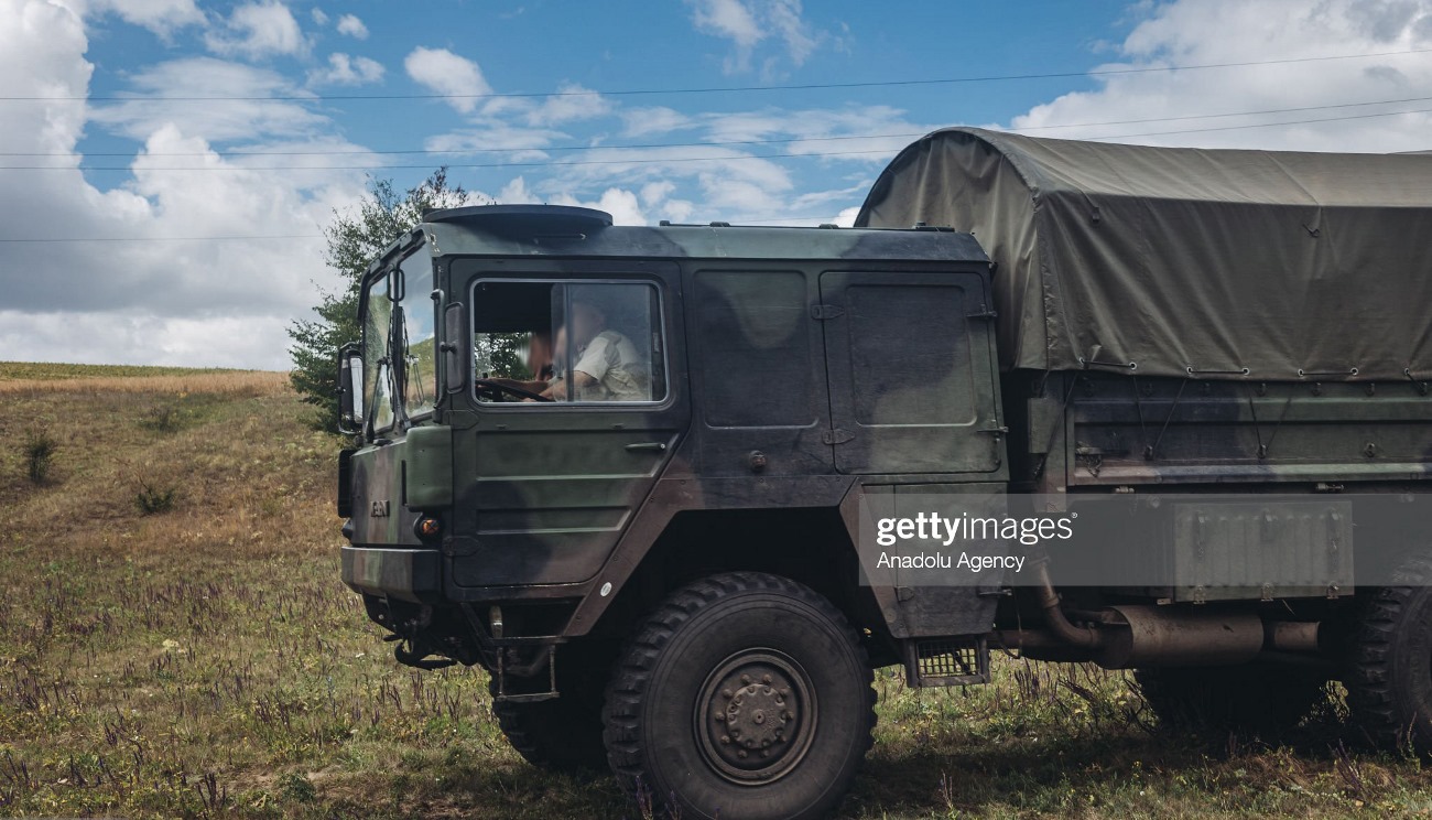 Вантажівка MAN Kat та гаубиця FH70 військових України у Донецькій області. Липень 2022. Україна. Фото: Anadolu Agency