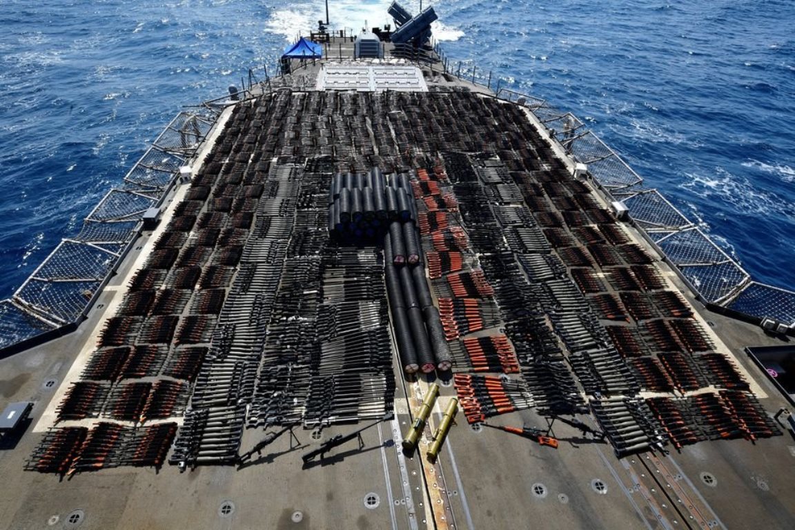 Вилучена військовими США зброя в Аравійському морі. 2021 рік. Фото: Міноборони США
